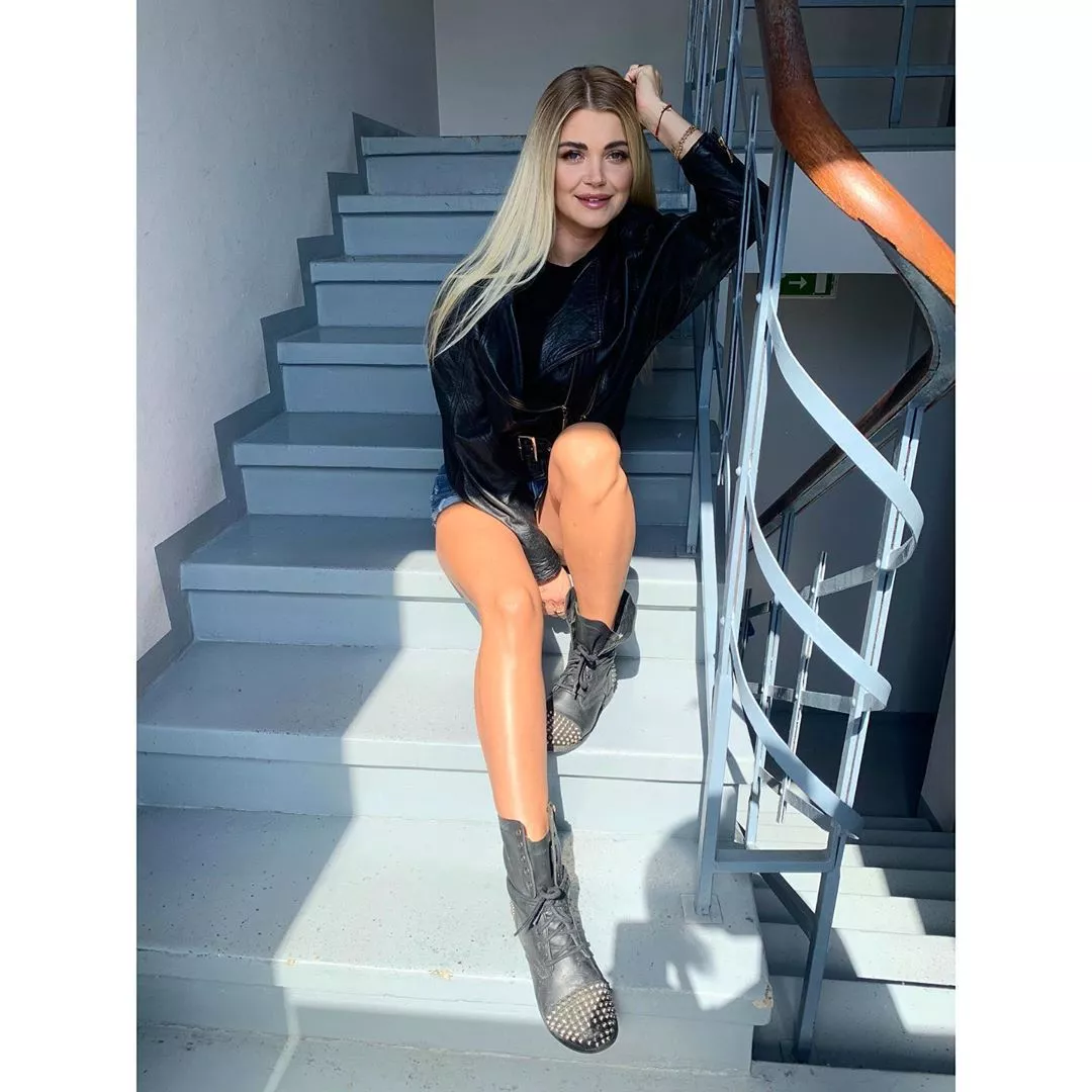 Gwiazda disco polo kusi czerwoną bielizną! Ma na sobie tylko majtki i stanik! 